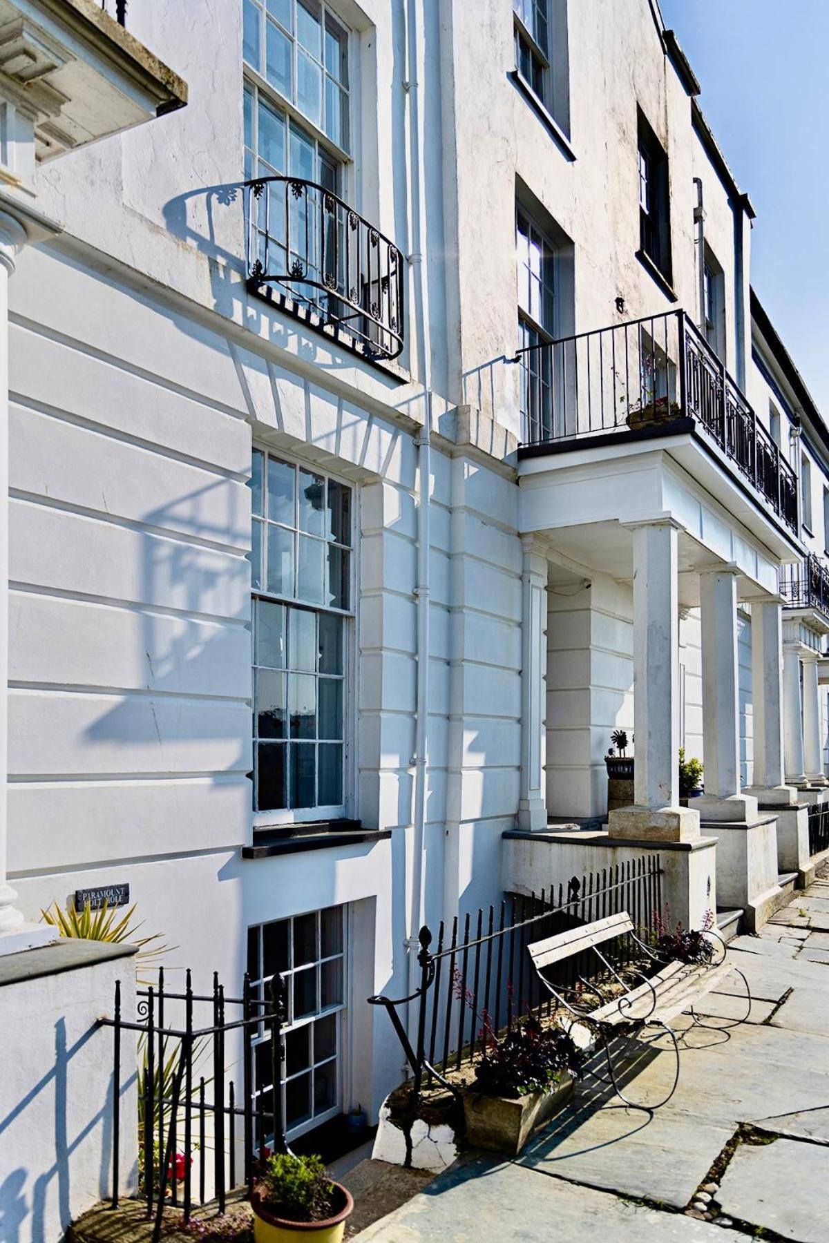 Paramount Apartments Ilfracombe, Arty Seaside Holiday Apartments 客房 照片